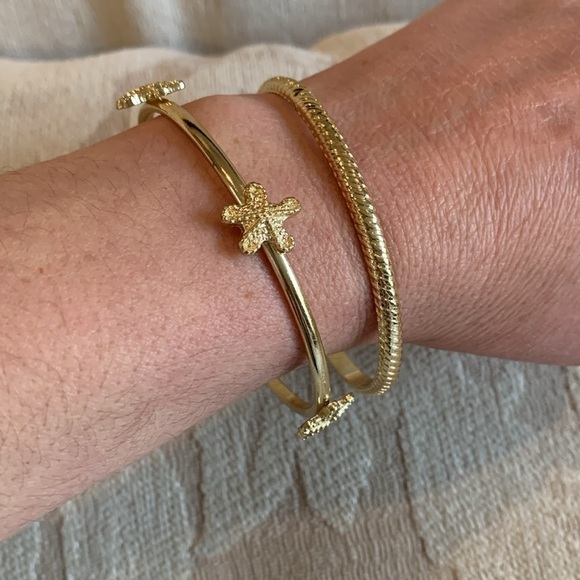 Gold tone bangle set. Bracelets, set of 2. - Picture 3 of 6